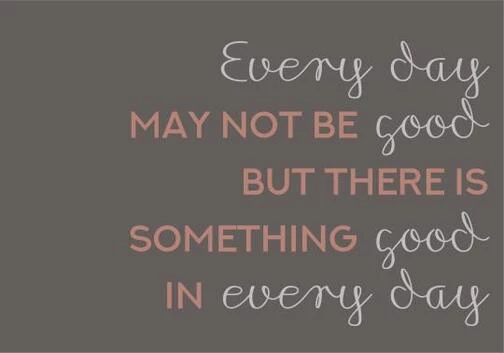 Metal og træskilte med tekst