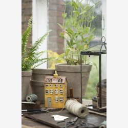 Fyrfadshus inspireret fra Nyhavn , 3 etager i gul med brun tag og gr dr 