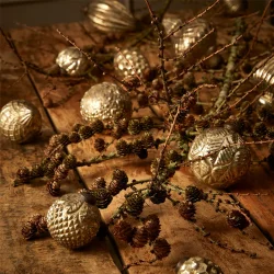 Julekugle i antik guld.  10 cm