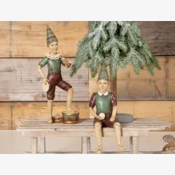 August siddende med en bold, til hyldekant