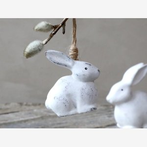 Kanin i tr til ophng, siddende