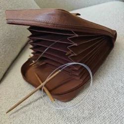 Moss pinde eller opbevarings etui i m�rkebrun l�der, med lynl�s. 