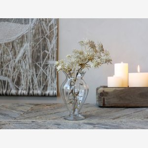 Vase med blondekant. H 18 cm