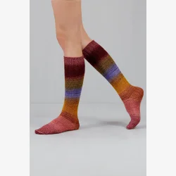 Gusto Wool Echoes � h�ndfarvet str�mpegarn med merino. 100g