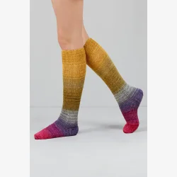 Gusto Wool Echoes � h�ndfarvet str�mpegarn med merino. 100g