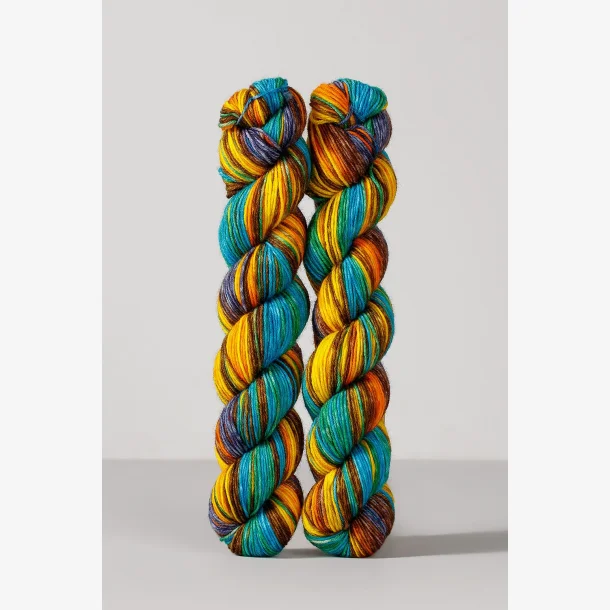 Gusto Wool Echoes � h�ndfarvet str�mpegarn med merino. 100g