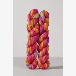 Gusto Wool Echoes � h�ndfarvet str�mpegarn med merino. 100g