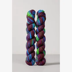 Gusto Wool Echoes � h�ndfarvet str�mpegarn med merino. 100g