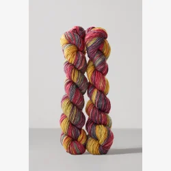 Gusto Wool Echoes � h�ndfarvet str�mpegarn med merino. 100g