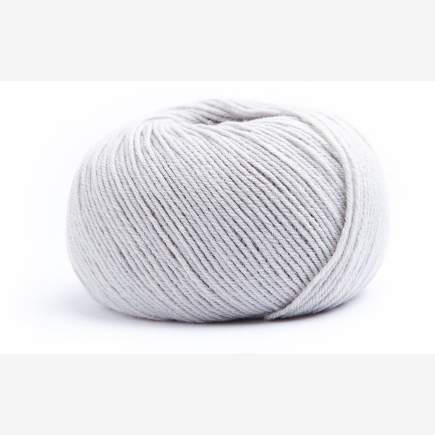 Merida slidstrk bluse og strmpegarn. 50g,  silver gray