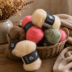 Setasuri let og luksuri�st lacegarn fra Lana Grossa. 25g