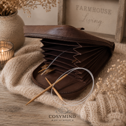 Moss pinde eller opbevarings etui i m�rkebrun l�der, med lynl�s. 