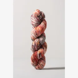 Gusto Wool Nokta – h�ndfarvet str�mpegarn med merino. 100g
