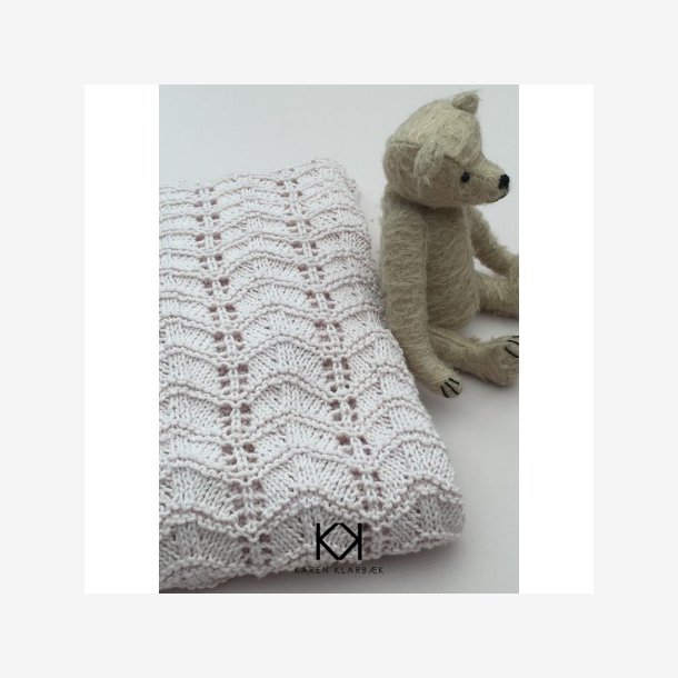 Opskrift p� strikket babyt�ppe med hulm�nster