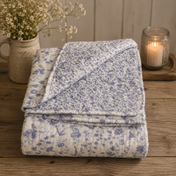 Vatteret quilt med bl� blomster, 2 sider.