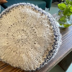 Strikket net med smalle striber og rund bund 