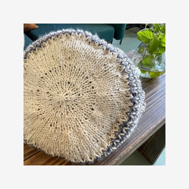 Strikket net med smalle striber og rund bund 