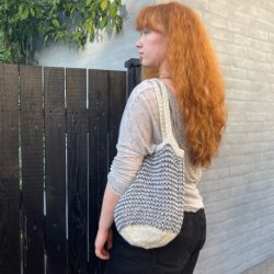 Strikket net med smalle striber og rund bund 